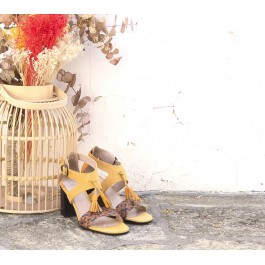 Valeria Maiz sandalia con borlas